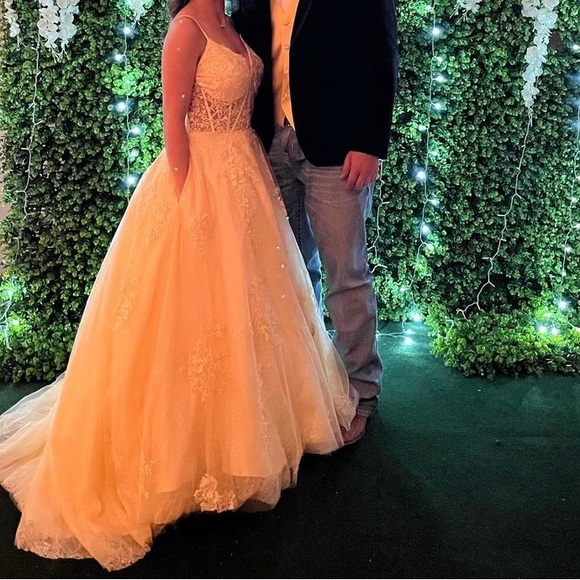 Formal dress - Picture 2 of 4